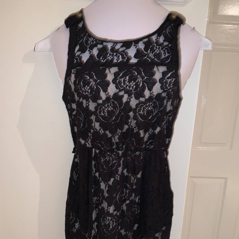 Sleeveless black lace dress with pockets